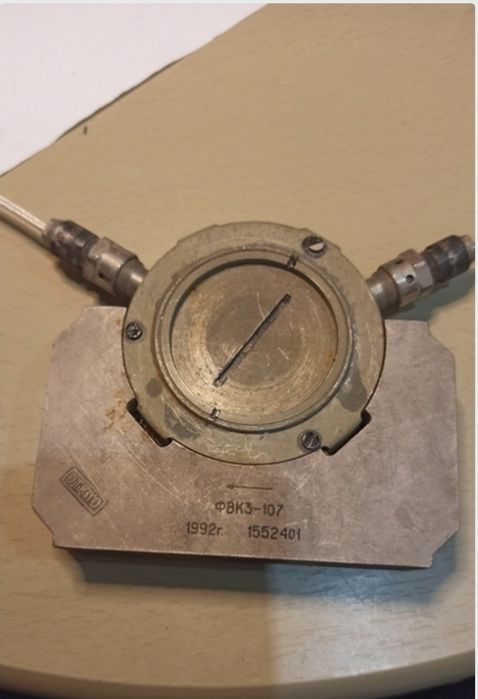 Феритовий коаксіальний вентиль ФВК3-107, випущений в 1992 році.