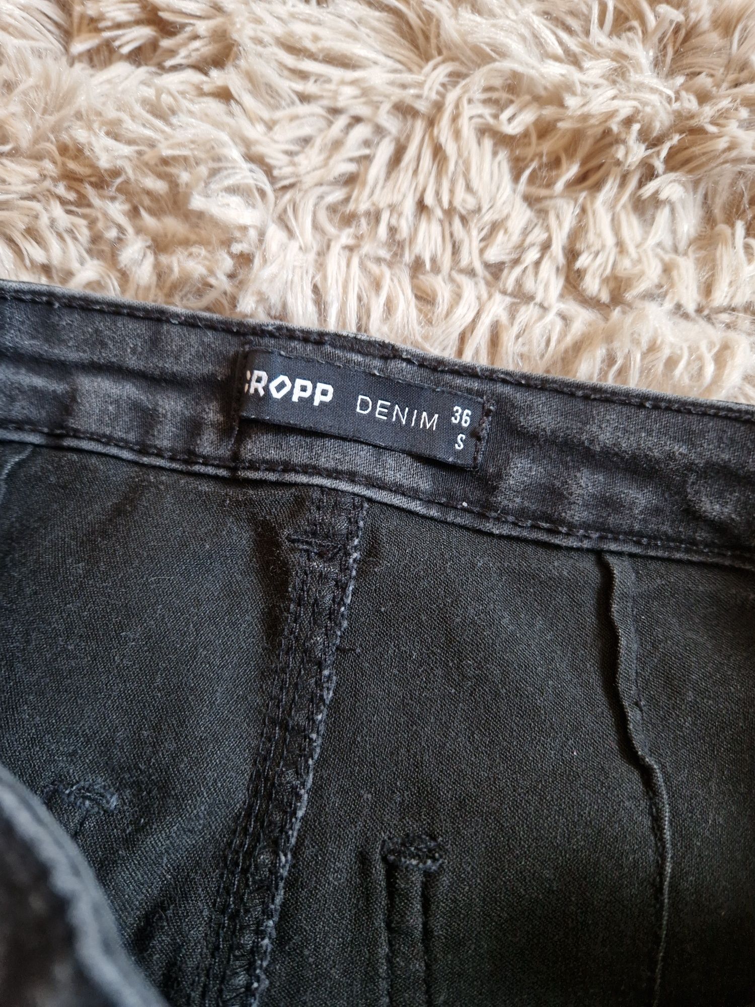 Czarne spodnie Cropp Denim, rozmiar 36, z elastycznego materiału,