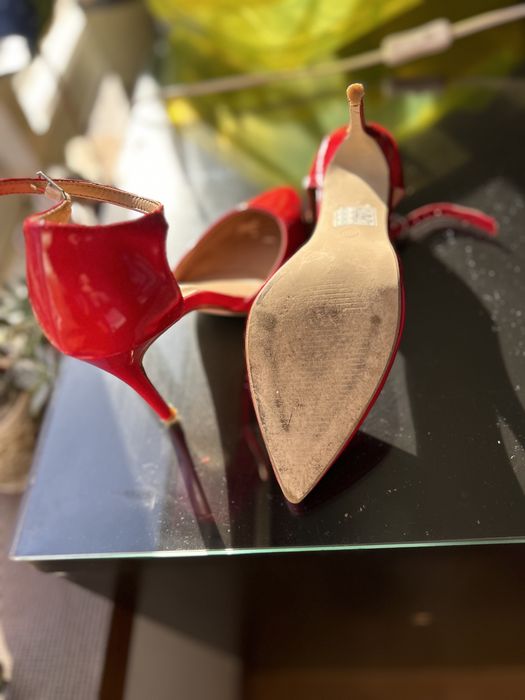 Sapatos como novos,  de salto, vermelho.