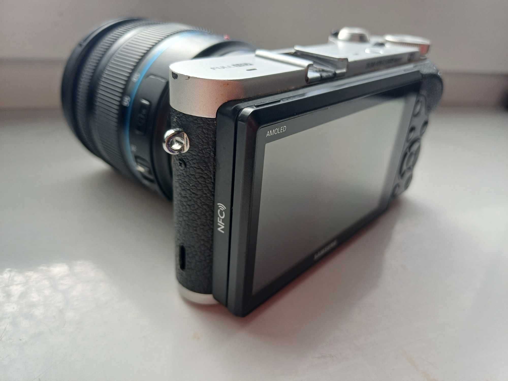 Zaawansowany aparat bezlusterkowy Samsung NX300  zestaw foto