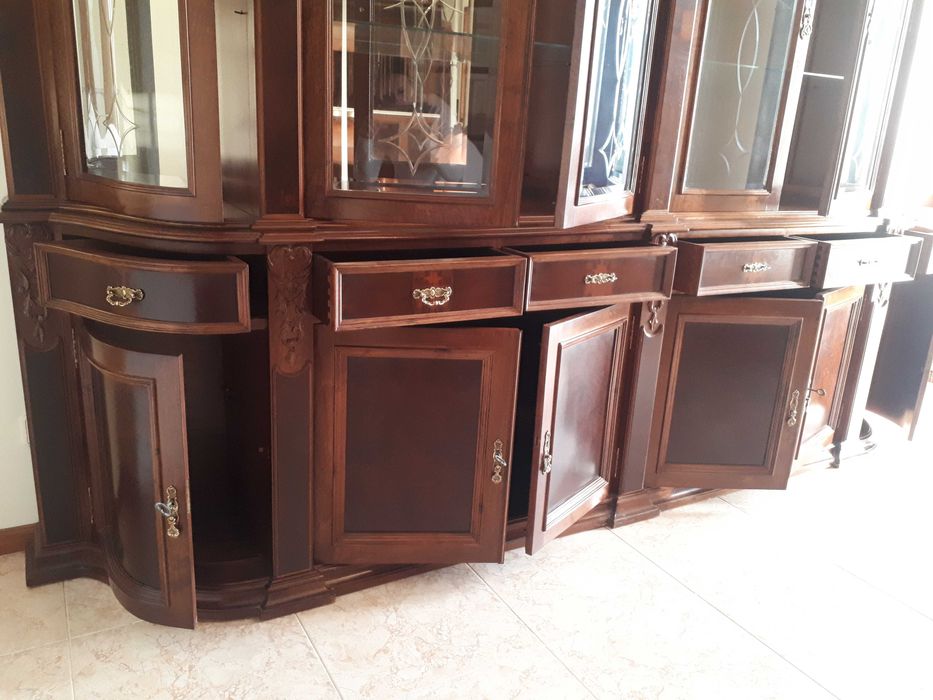 Móvel Cristaleira em Madeira Nogueira