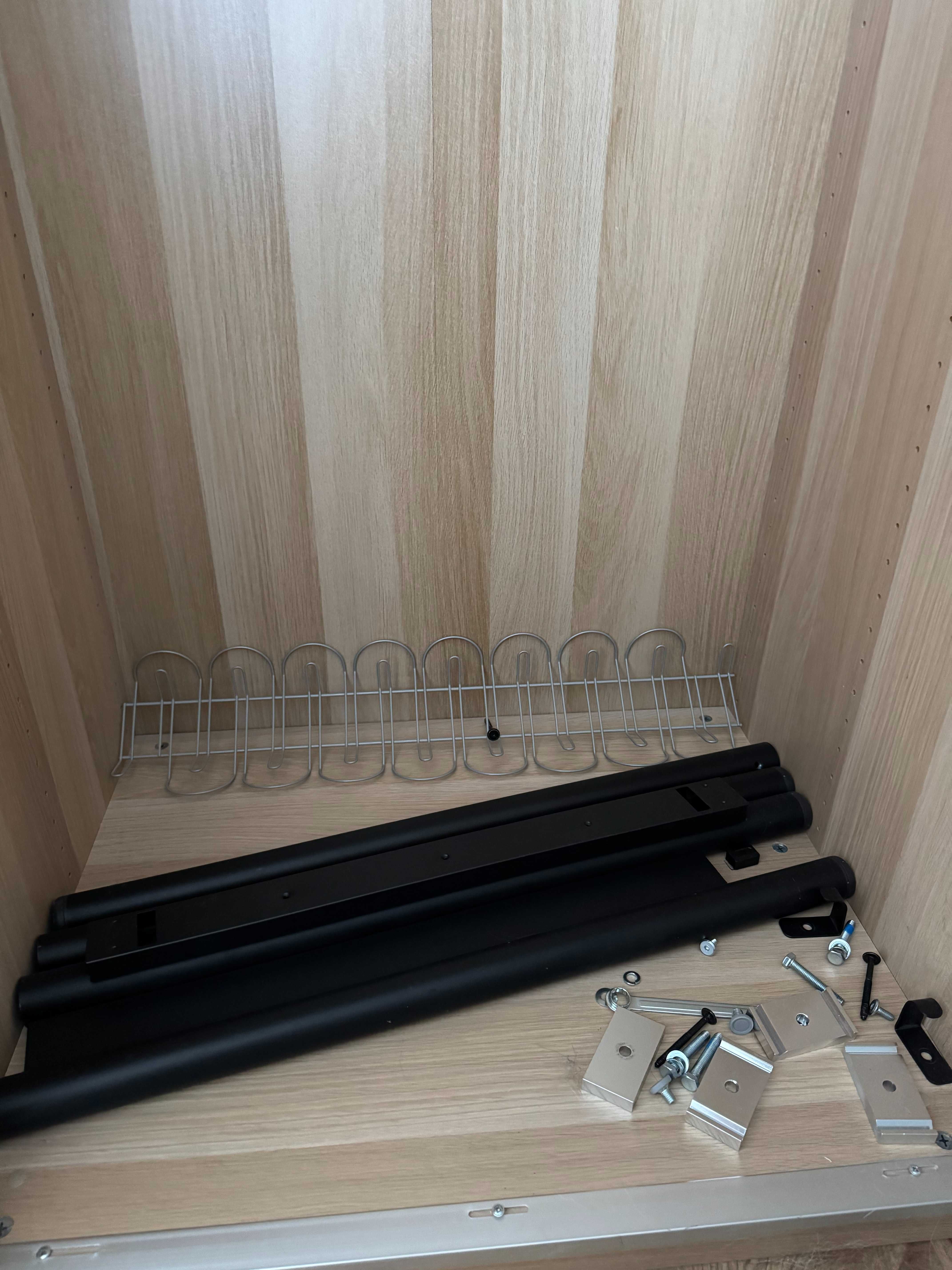 Biurko IKEA TOMMARYD 130x70 w doskonałym stanie