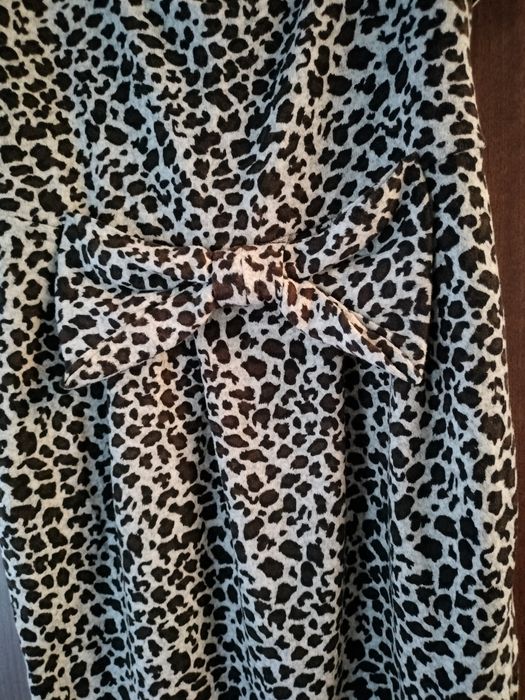 Sukienka w panterkę z kokardą