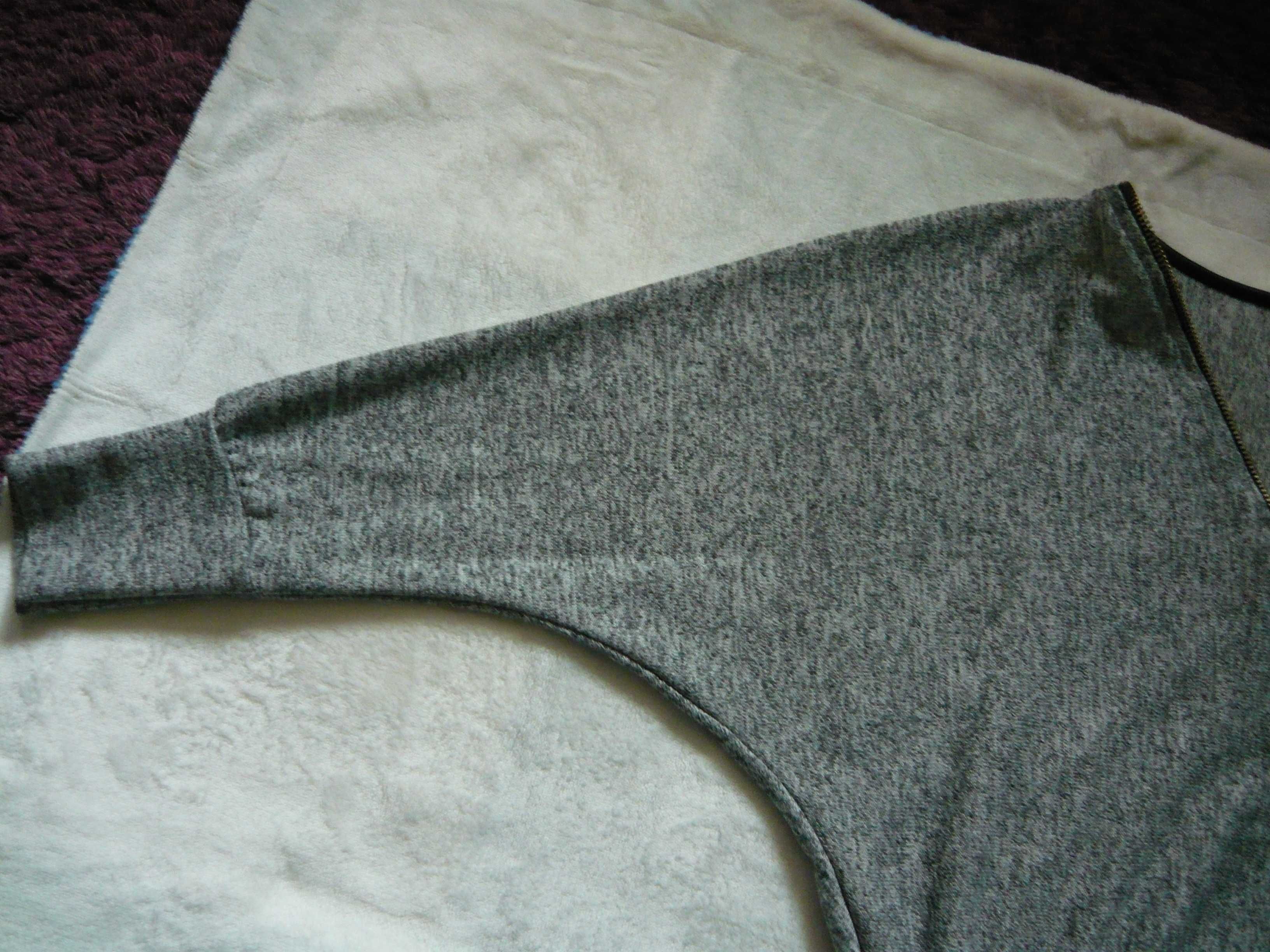 Niebanalny cienki sweterek z zamkiem w dekolcie