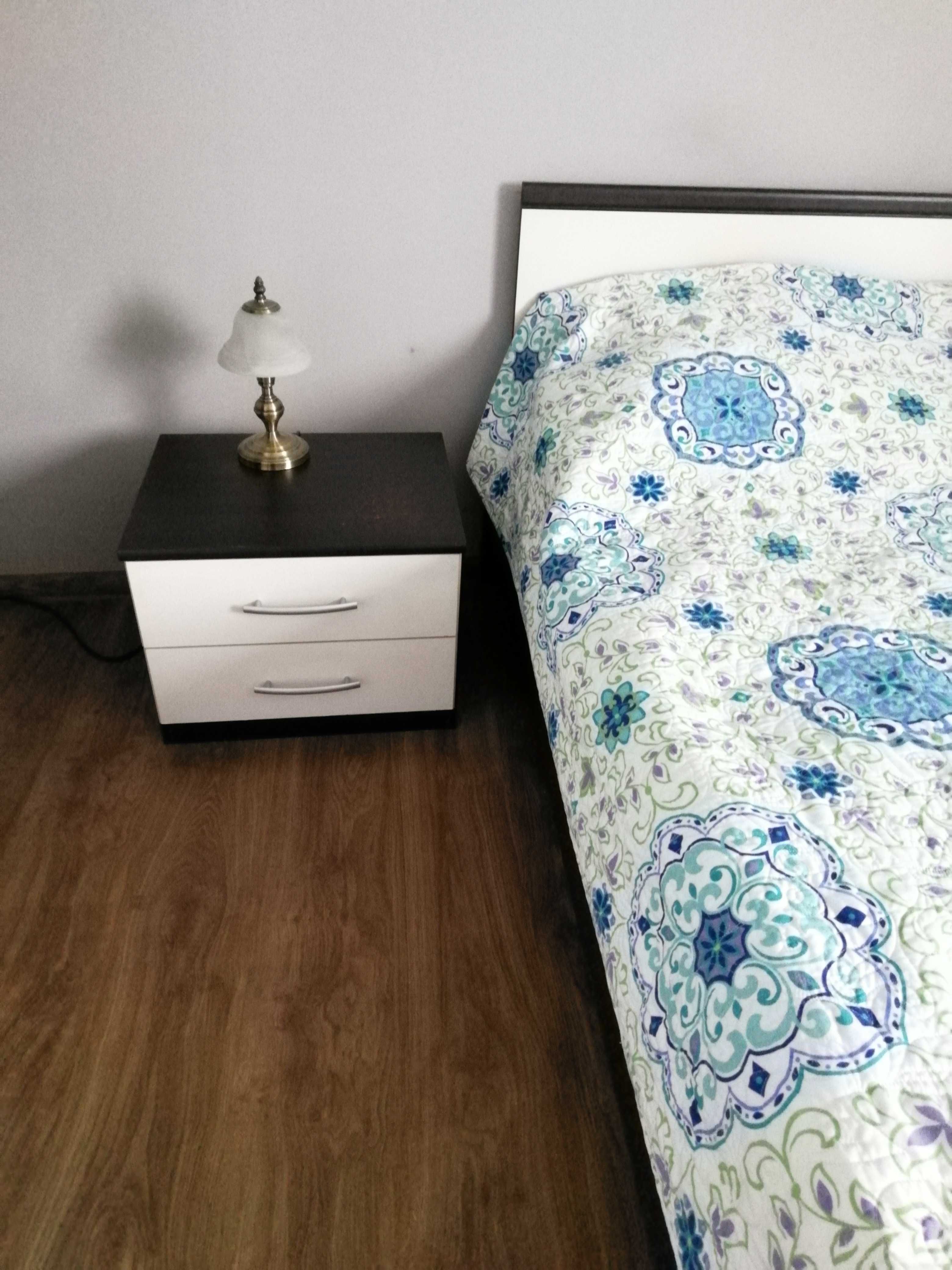 Kompletne łóżko do sypialni razem z materacem plus dwie szafki nocne