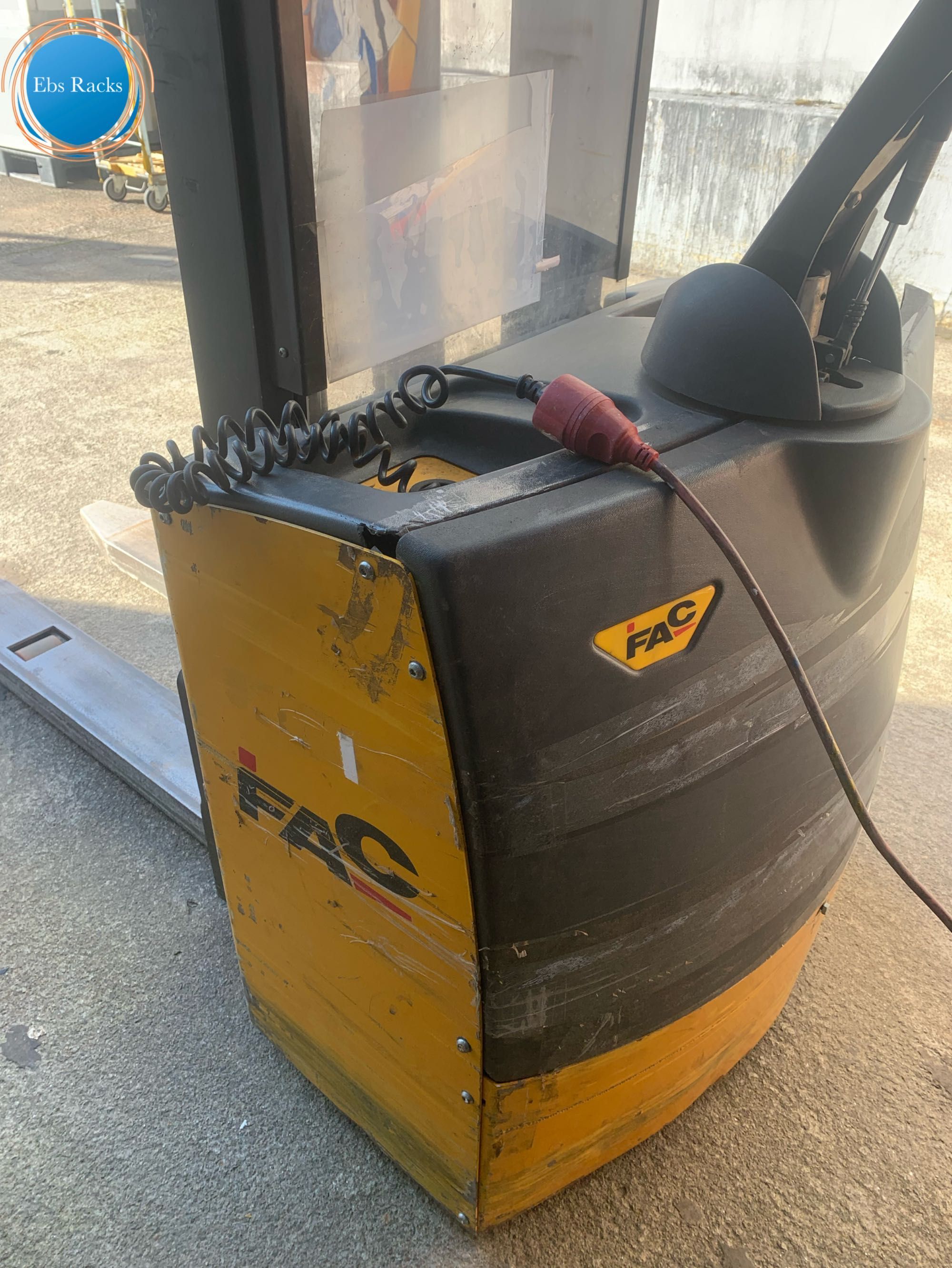 Empilhador Elétrico (stacker) com baterias Novas em muito bom estado.
