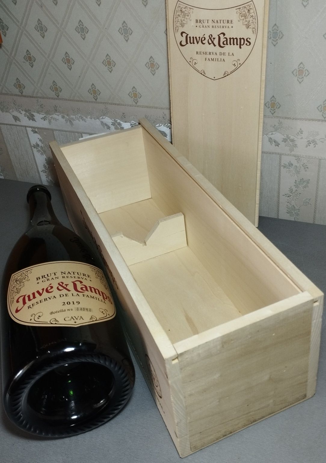 Шкафчики, ящики, полки и сувениры, дерево, массив