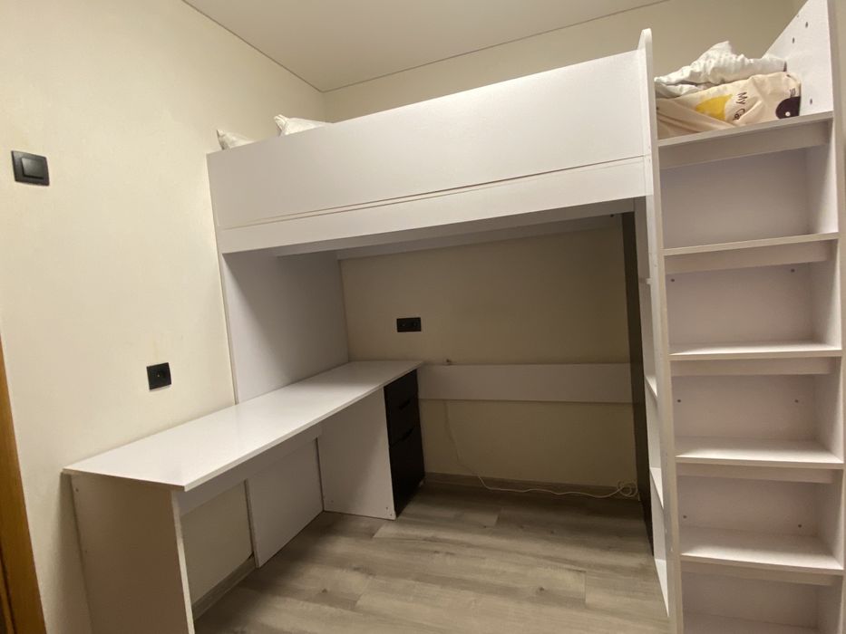 Ліжко горище,з шафою та столом