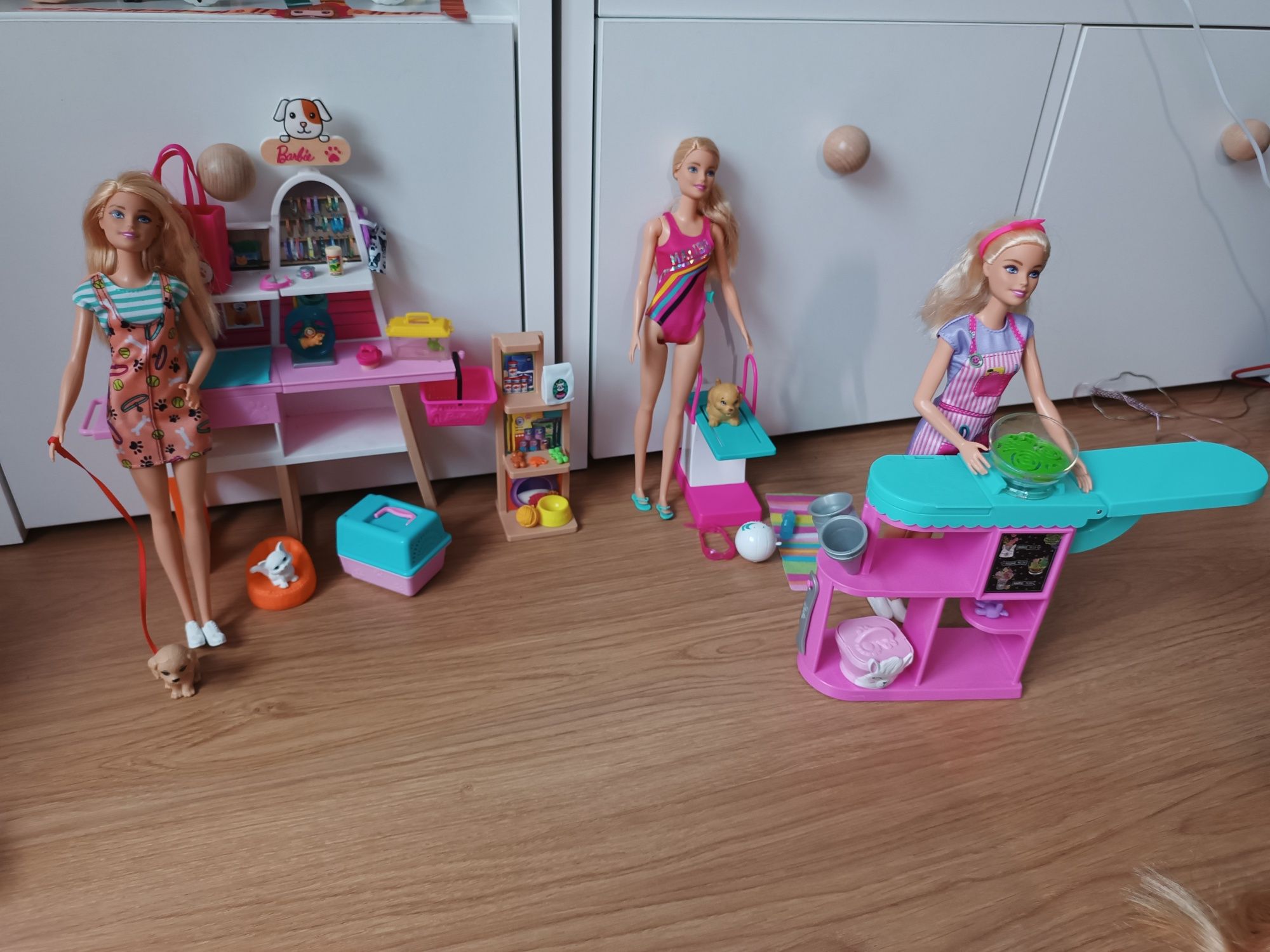 Barbie Mattel zestaw ubrania szafa, kwiaciarnia, gimnastyczka pływaczk