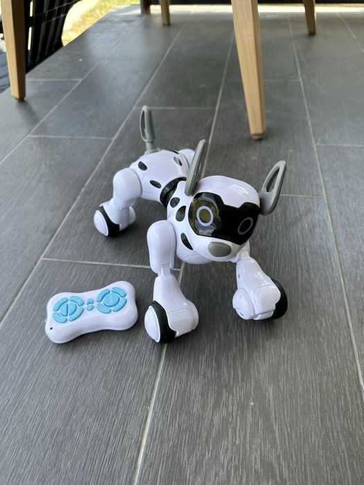 Продам цуценя робот яке співає і танцює на пульті!