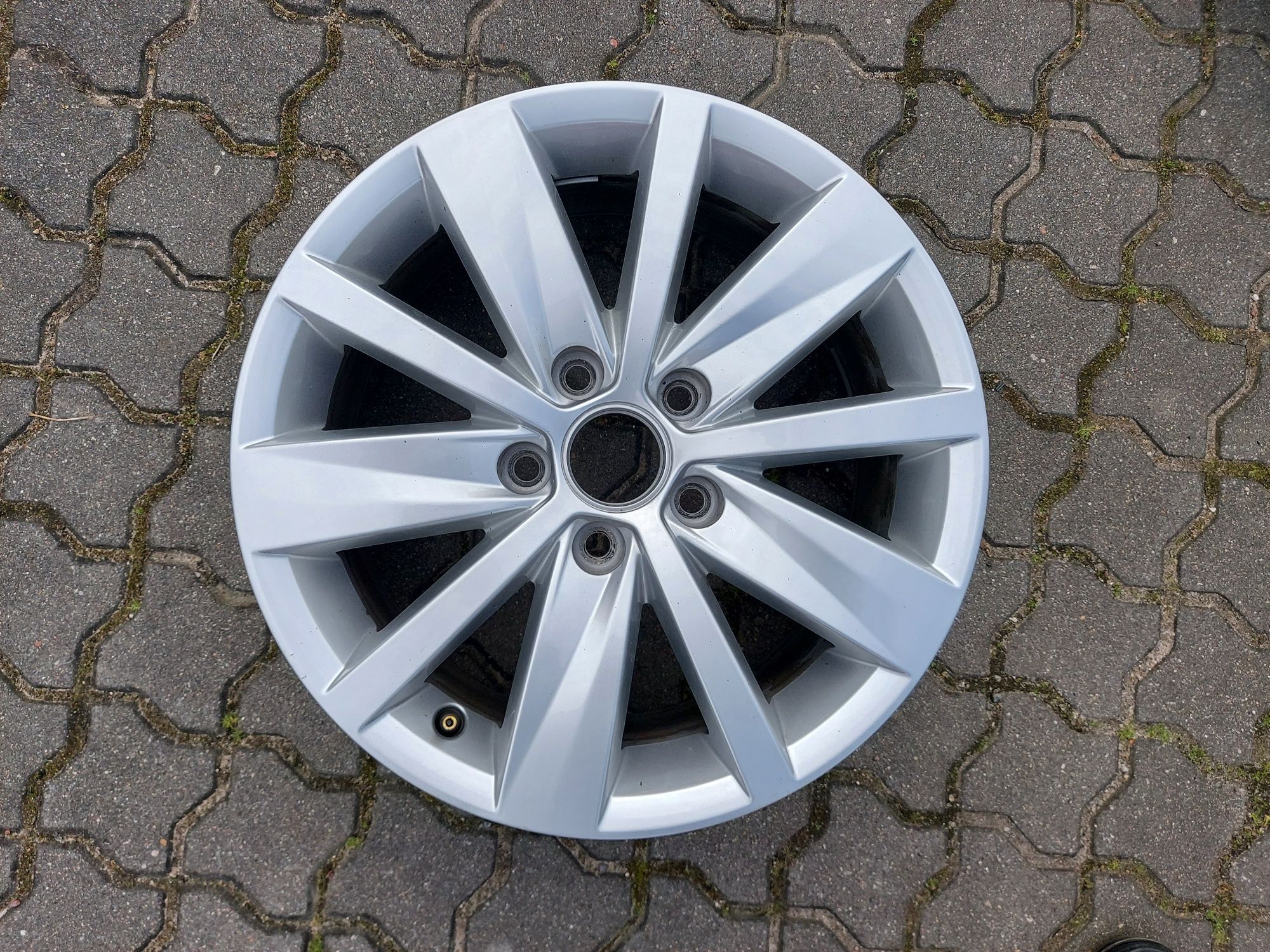 Felgi aluminiowe 16" Volkswagen 3AA 601 025 ładne