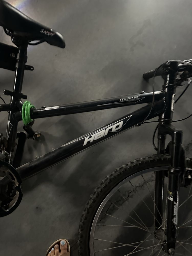 Bicicleta preta com o cadeado incluido