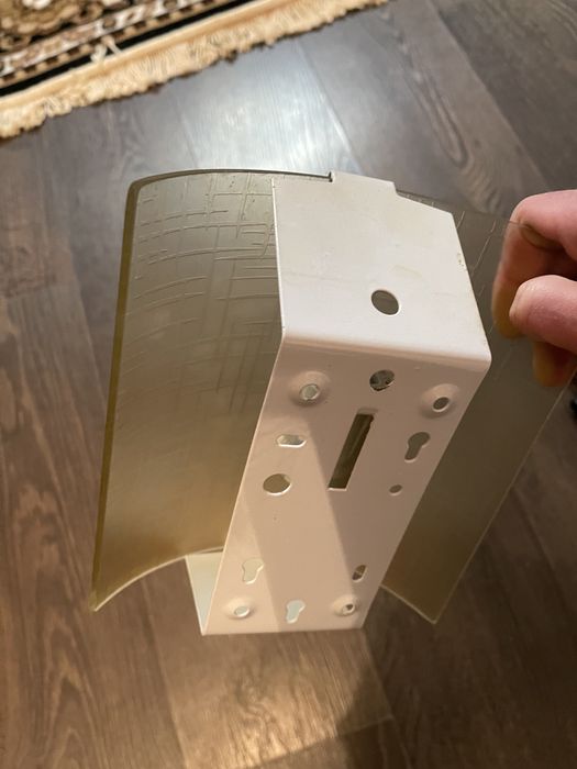 Плафон золотистого цвета