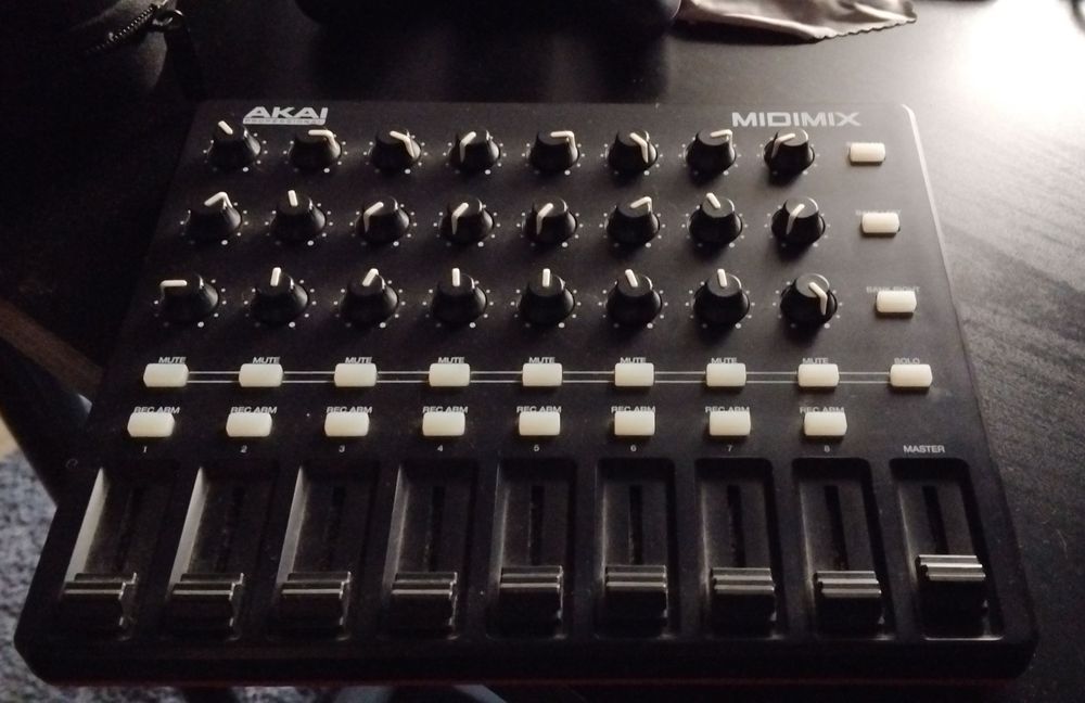 Akai Midimix - Controlador MIDI - Faders e Knobs