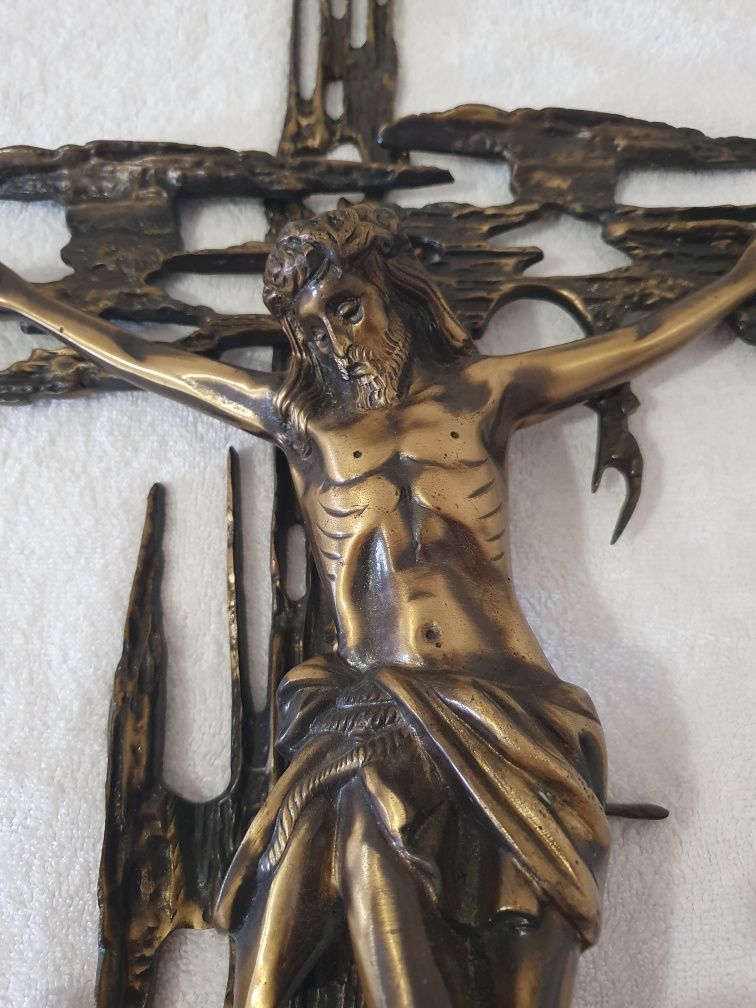 Crucifixo artístico em bronze com design contemporâneo