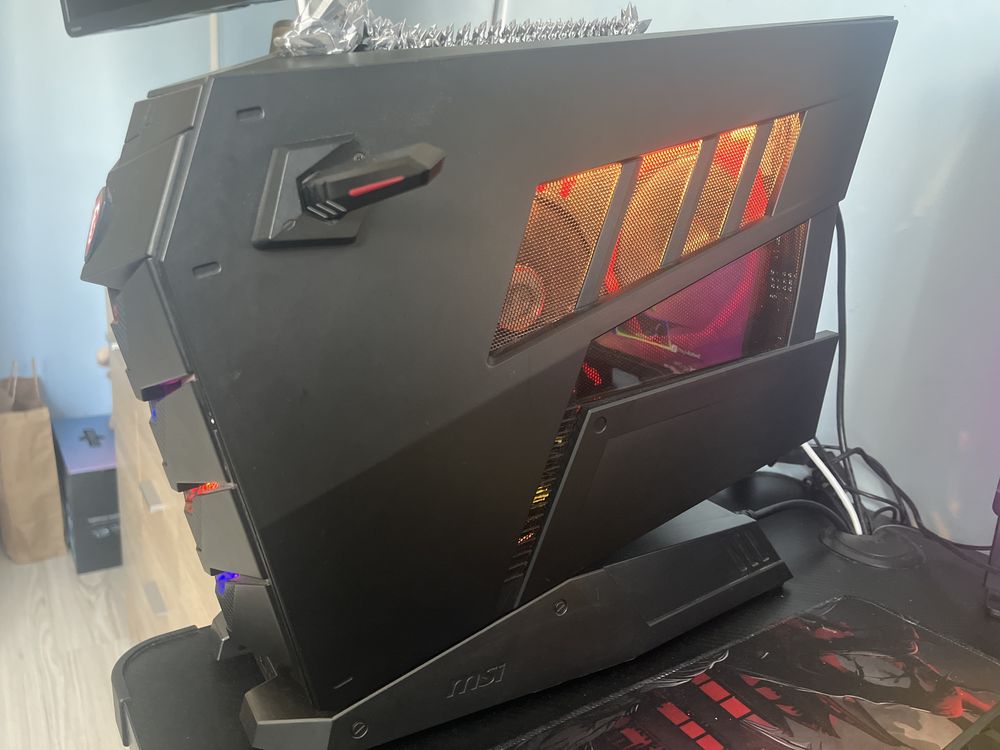 Komputer gamingowy MSI Aegis 3 w stanie idealnym.