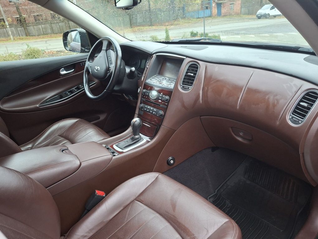 А втомобіль Infinity Qx50 2017 .