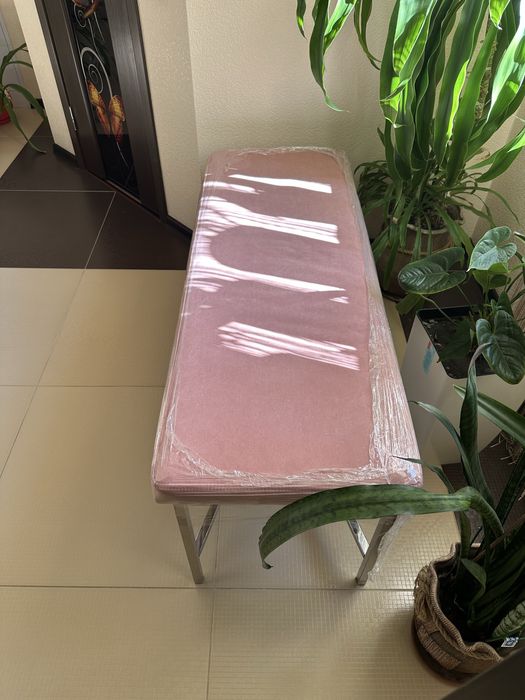 Лава з хромованими ніжками