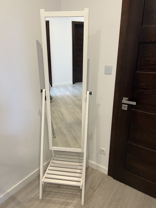 Lustro stojące IKEA ISFJORDEN – białe, klasyczne, stylowe