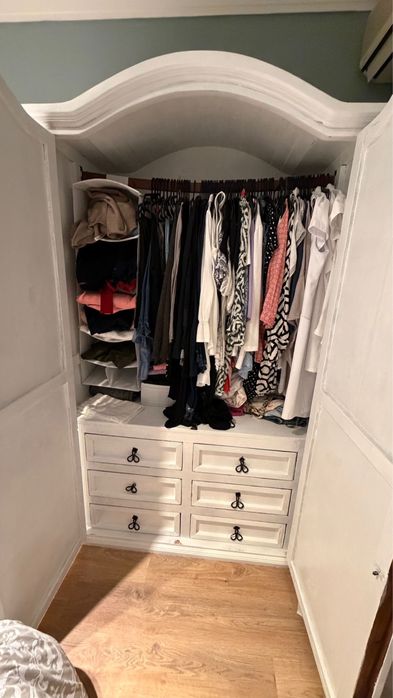 Roupeiro em madeira maciça