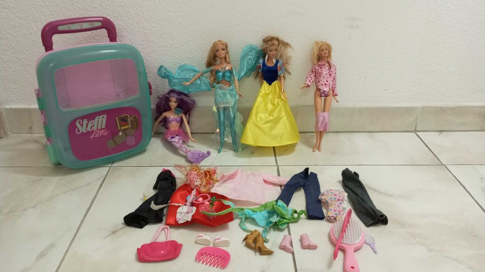 4 Barbies e mala de transporte