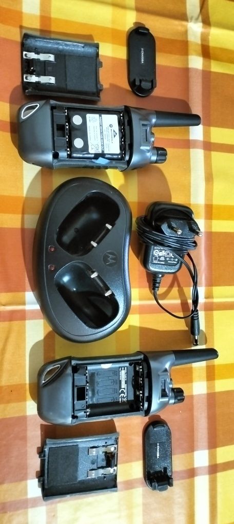 WALKIE TALKIE Conjunto de 2 com carregador.