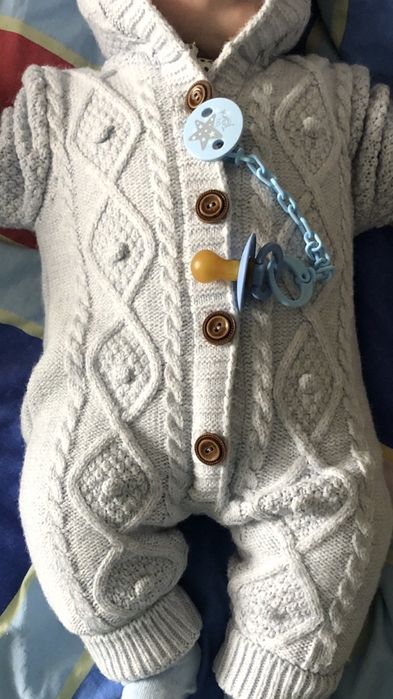 Вязаный теплый  комбинезон человечек