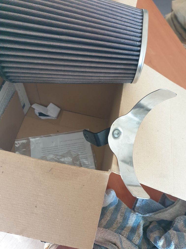 Filtro de ar K&N 57i na caixa com apoios