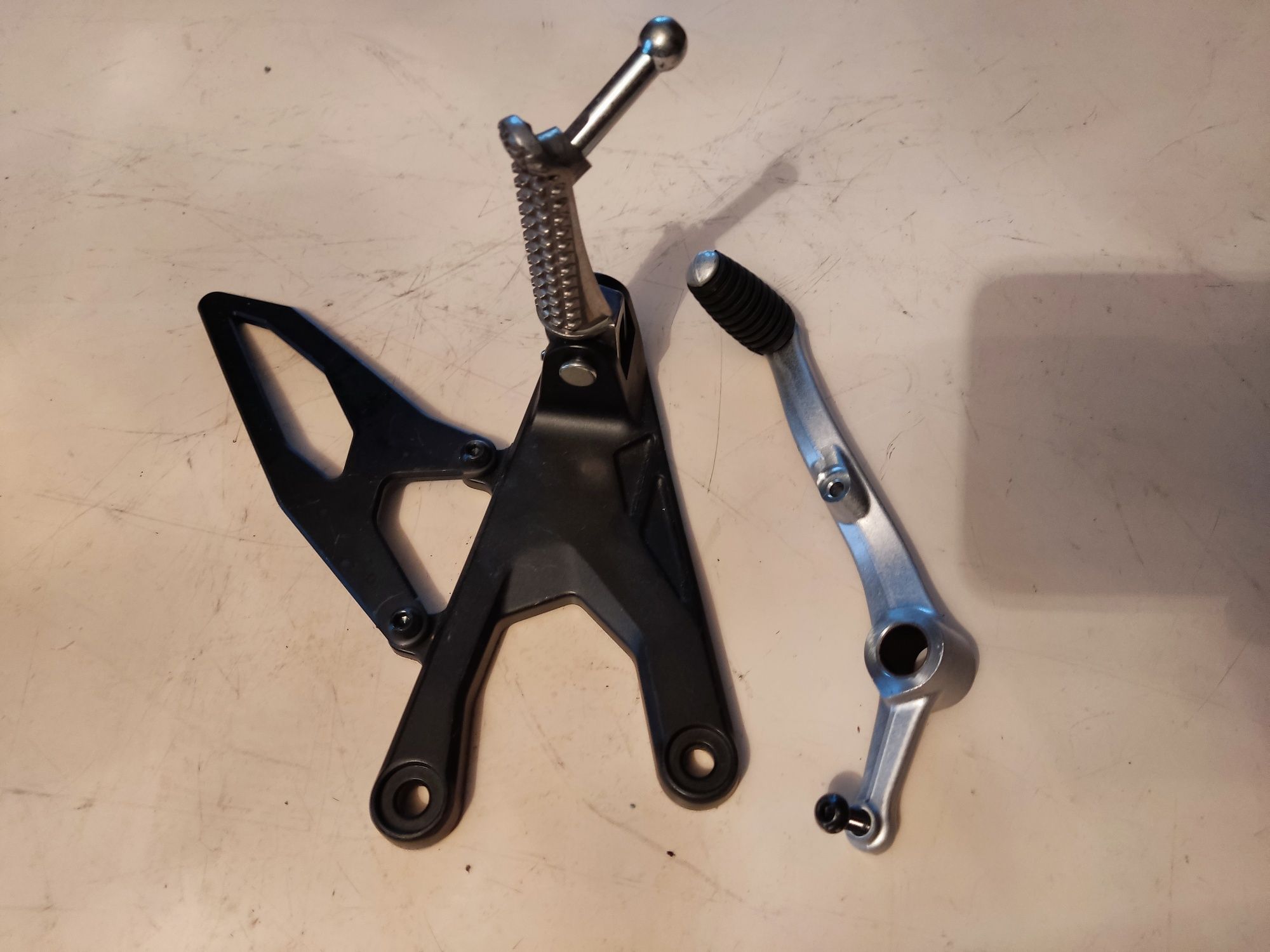 Yamaha R1 RN32 65 R1M set podnóżek kierowcy
