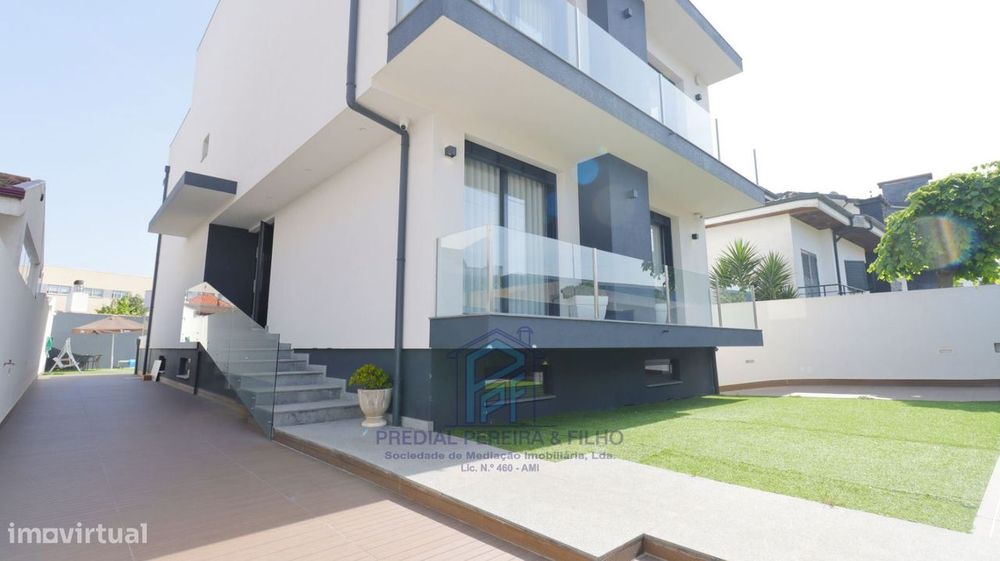 Moradia T5 de 4 Frentes c/ Piscina  Venda Nova / Rio Tinto