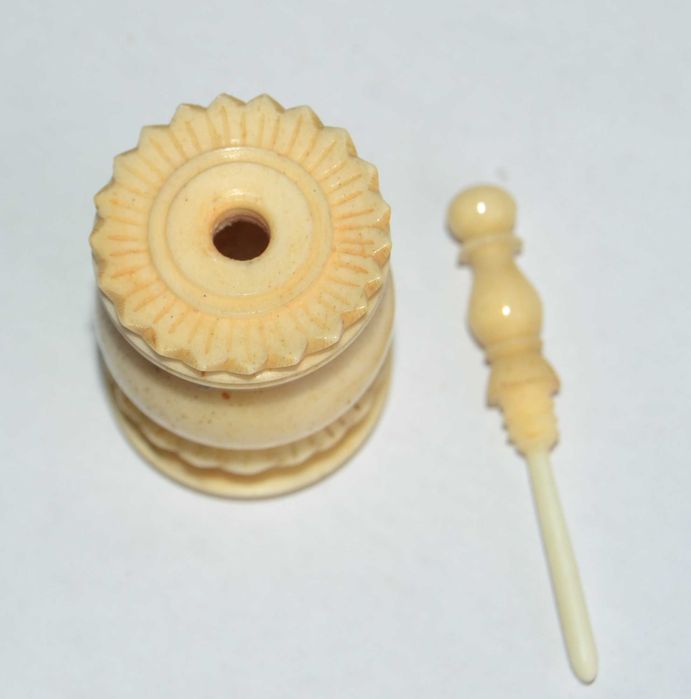 Frasco de Perfume Esculpido, Antigo Sec XIX