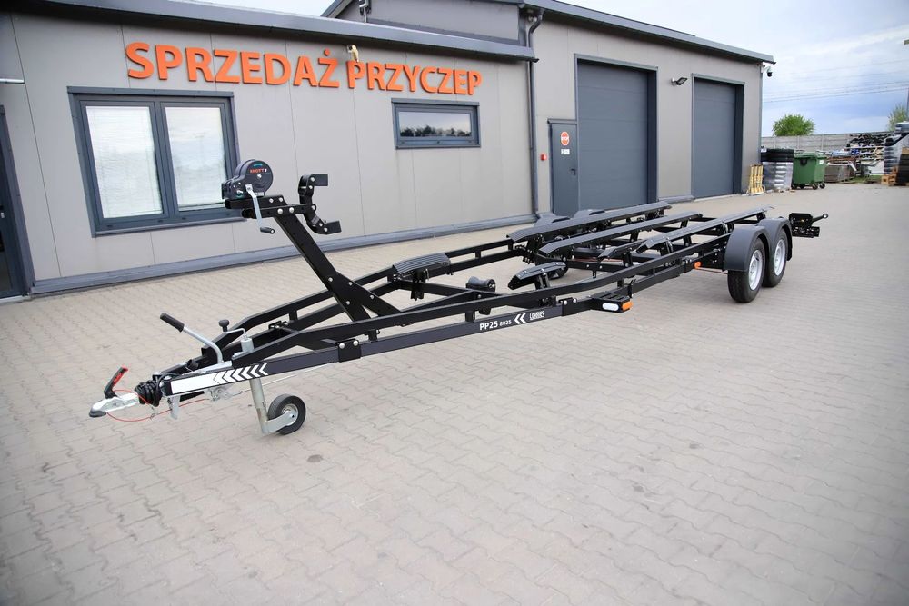 Lorries Przyczepa Podłodziowa PP25-8025 w Kolorze Czarnym Do Łodzi Max 7.8 M DMC 2700 kg Tylne Lampy LED