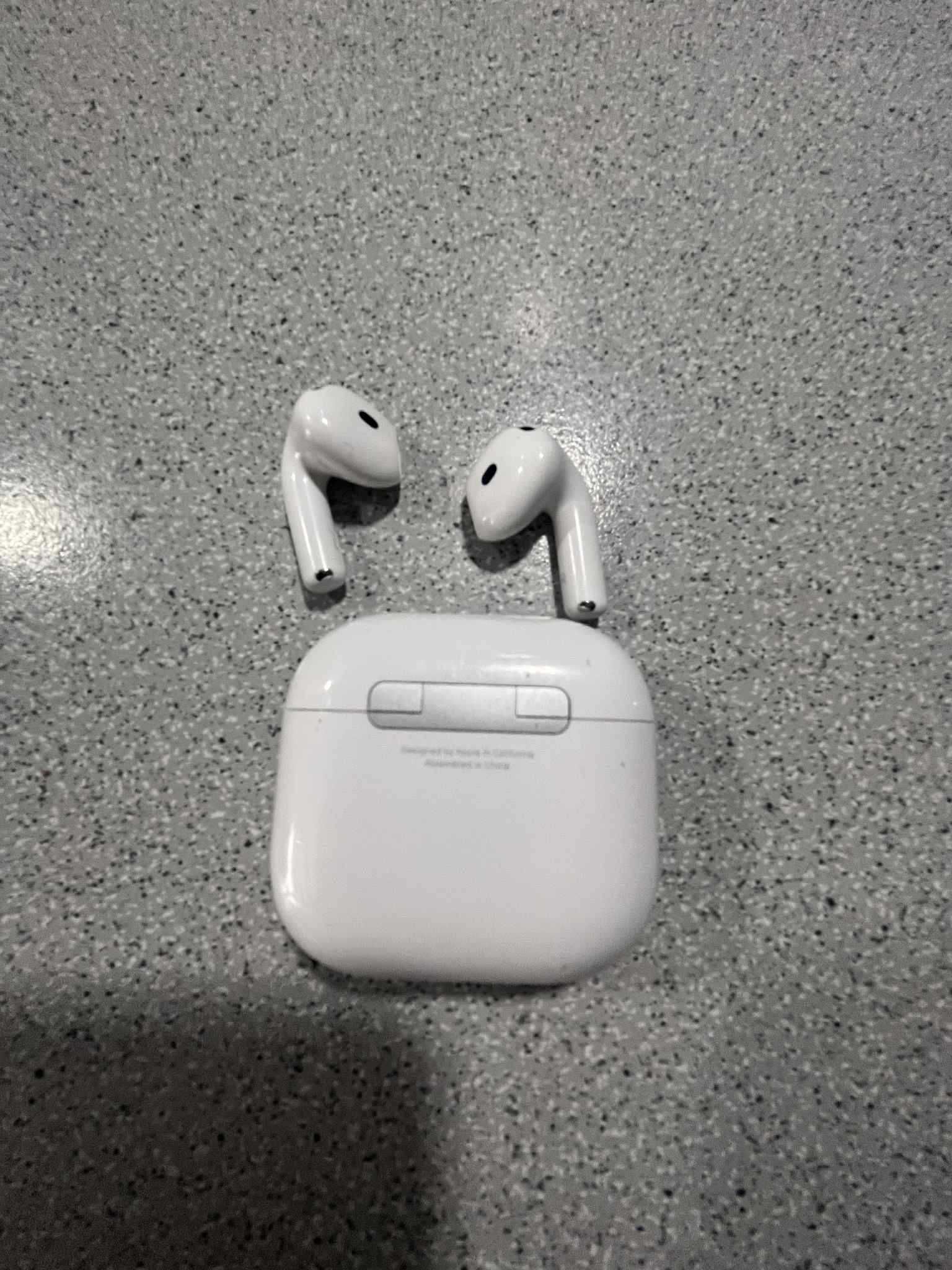 AirPods 4 (w dobrym stanie, super oferta).