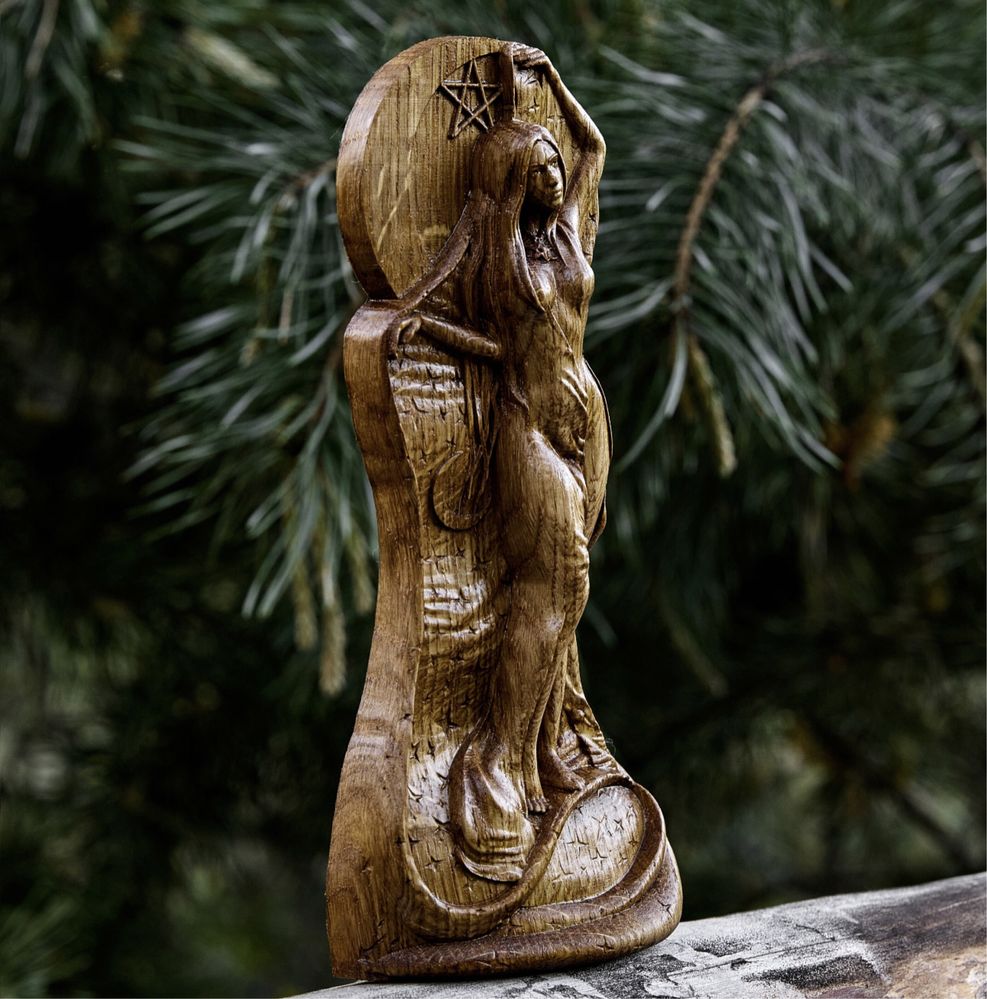 Статуетка з дерева - богиня Селена / богиня Місяця .