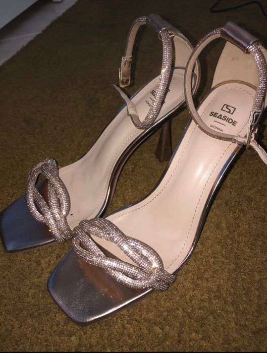 Sandálias altas /salto alto