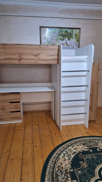 Дитяче ліжко горище з робочою зоною