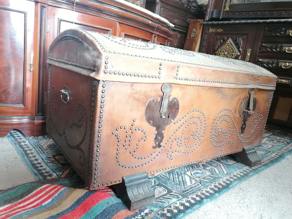 Arca antiga forrada em pele