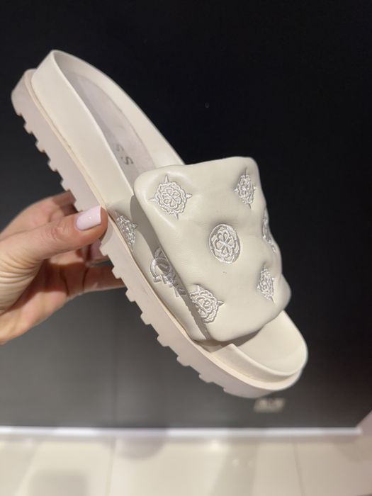 Sorzedam nowe klapki ( raz uzyte ) firmy Guess orginalne