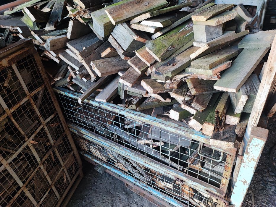 Drewno opałowe klocki deski pocięte załadunek