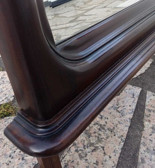 Espelho com moldura em madeira