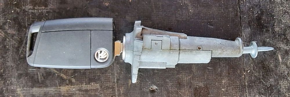 WKŁADKA DRZWI LEWY PRZÓD + KLUCZYK 575837167 SKODA KAROQ