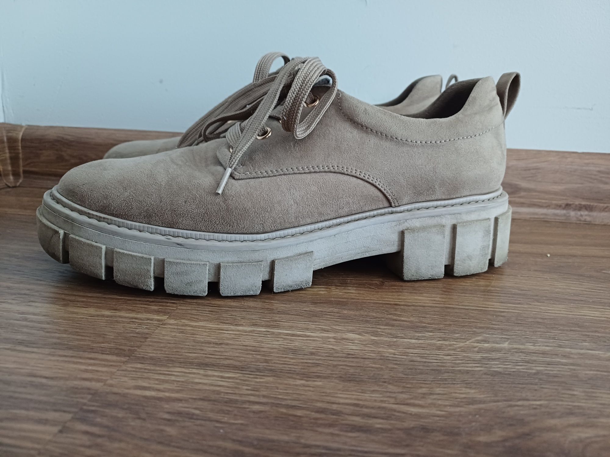 Buty damskie beżowe zamsz podeszwa koturna 39