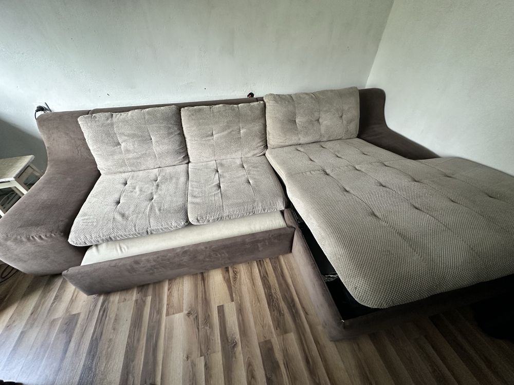 Naroznik z funkcja spania i pojemnikiem na posciel