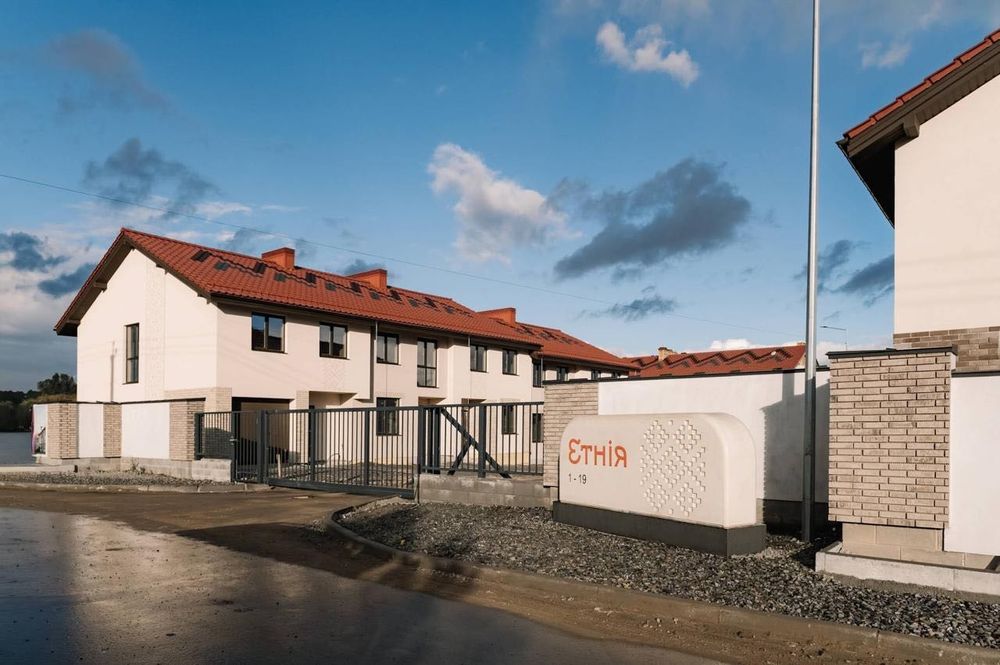 Продаж котеджу в КМ "Етнія"