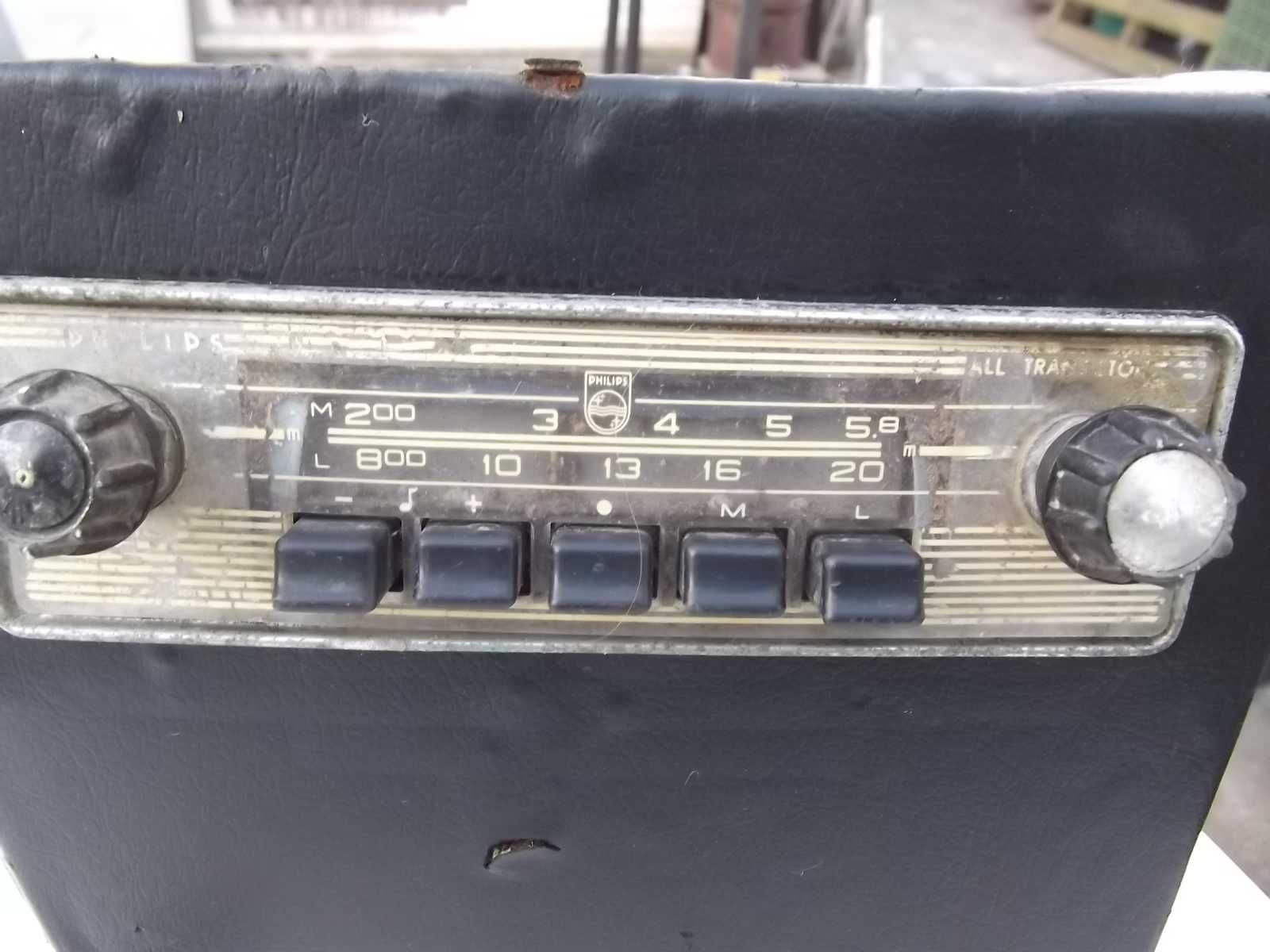 Rádio Philips de automóvel antigo de 1956 a funcionar