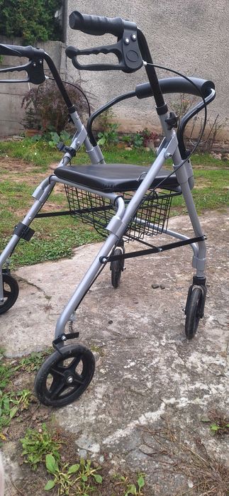 Podpórka czterokołowa chodzik czterokołowy z siedziskiem balkonik