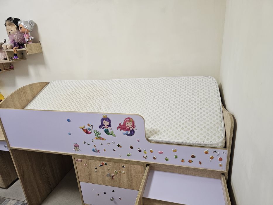 Функціональне дитяче ліжко-чердак зі столом, тумбою та  сходами.