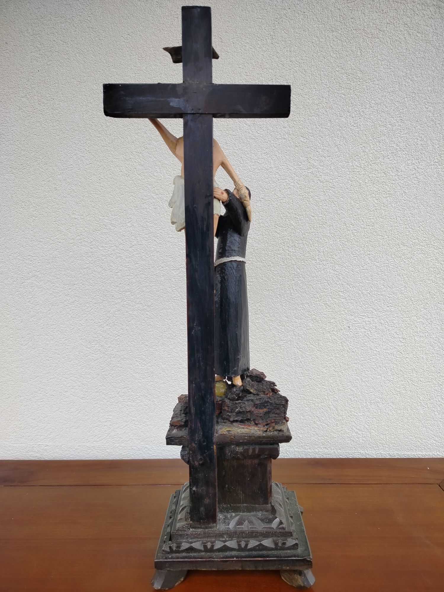 Duży stary imponujący drewniany krzyż pasyjka