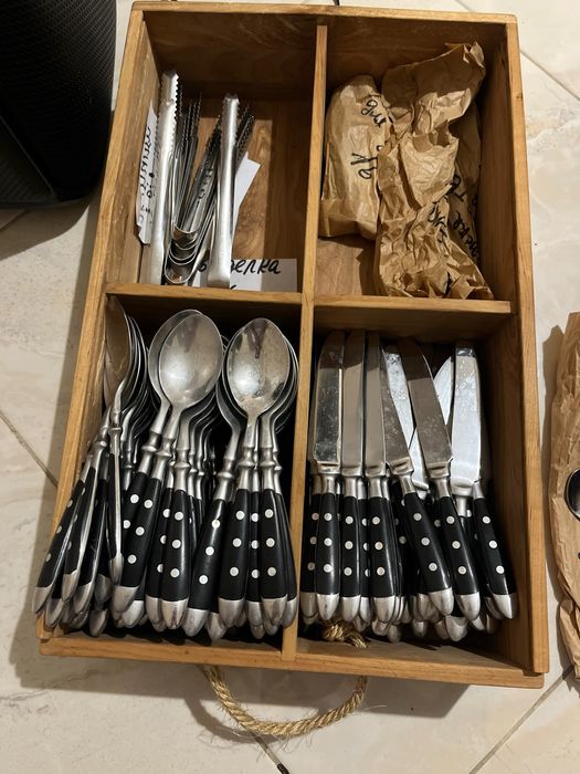 Столові набори , ложки, ножі , виделки, щипці для льоду