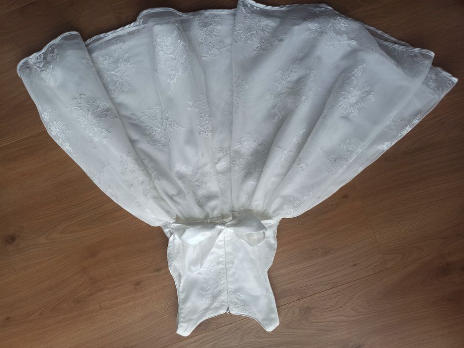 Biała elegancka sukienka dla dziewczynki rozmiar 98 smyk